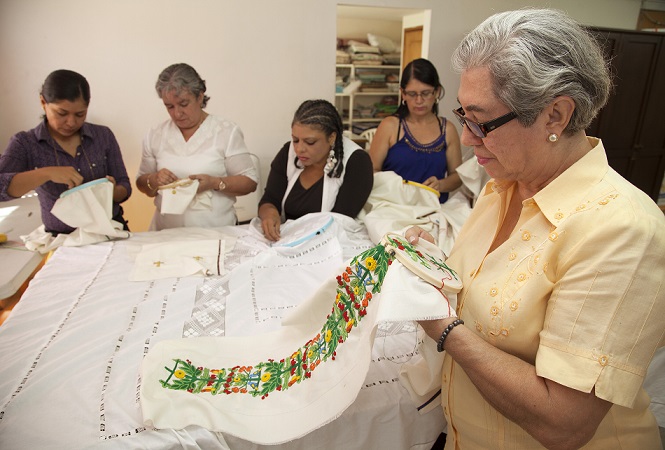 Bordadoras de Cartago darán vida a la vestidura litúrgica que llevará el Papa Francisco en Cartagena