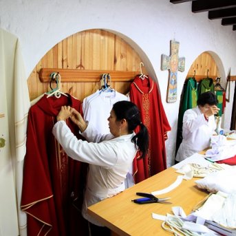 Talleres tradicionales de la ornamentación litúrgica vestirán al Papa Francisco y sus Obispos en la Santa Misa de Bogotá